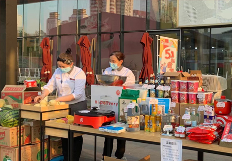 北京餐飲業(yè)開啟“花式”自救：賣不了火鍋就擺攤賣火鍋料！