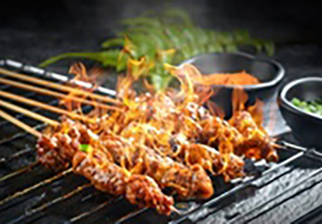 “讓外地人先吃”，一把烤串帶火一座城