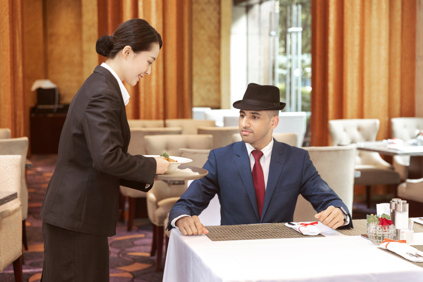 ChatGPT大火，餐廳服務(wù)員會(huì)提前被AI取代嗎?